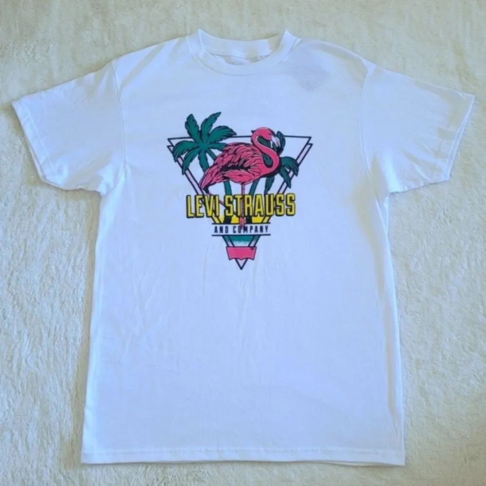 Levi's Flamingo🦩 Graphic Tee👕 - NWT